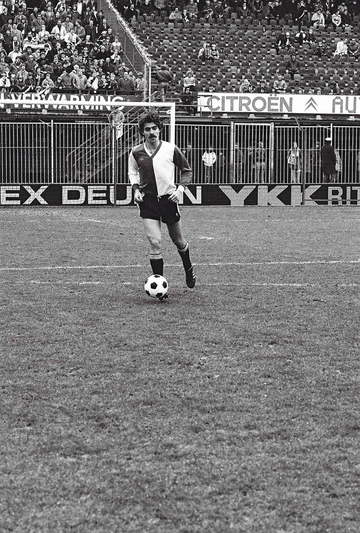 Andre Stafleu in actie tijdens Feyenoord - Sparta, 1 februari 1981 - (2-2)