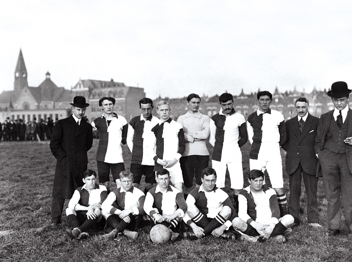 Rotterdamse Voetbal Vereeniging Feyenoord anno 1914 op het Afrikaanderplein te Rotterdam Zuid