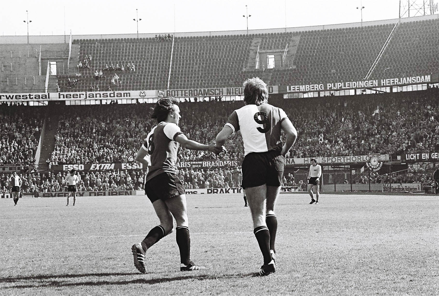Feyenoord - Roda JC, 7 april 1974 (8-0), Theo de Jong prikt er net een binnen!