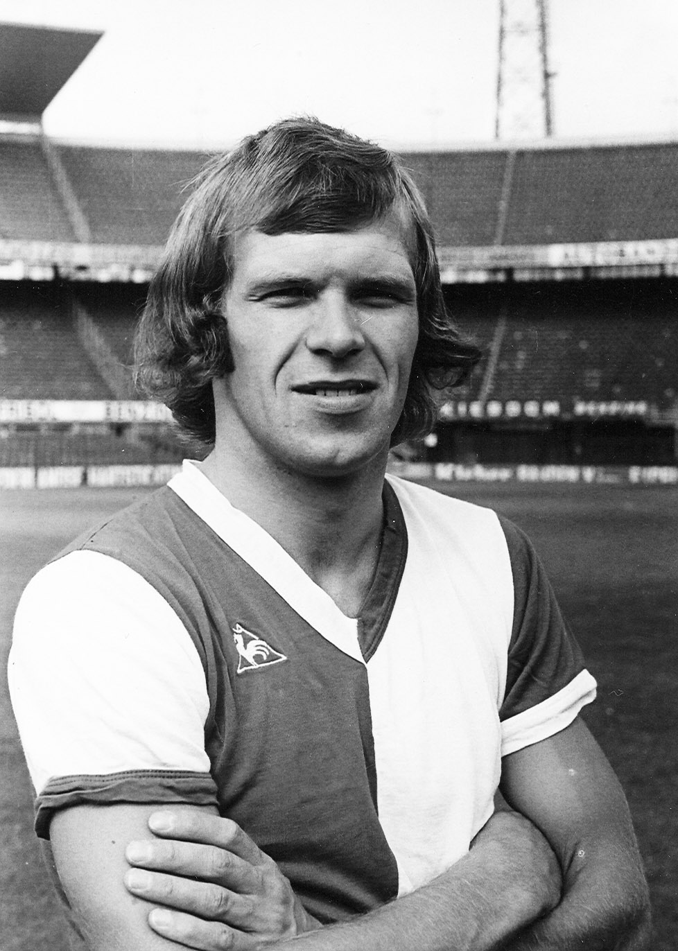 Portretfoto van Theo de Jong in het seizoen 1973 - 1974 (foto: Piet Bouts)