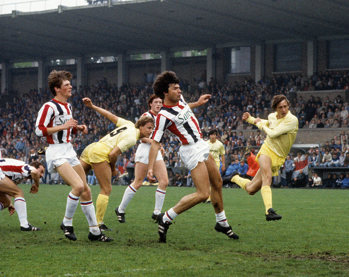 Peter Houtman in actie tijdens de kampioenswedstrijd van Feyenoord in 1983
